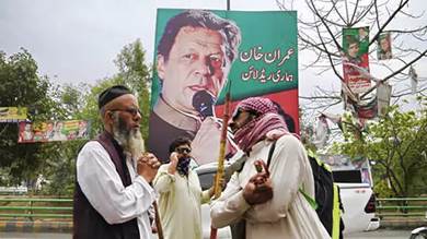 ​محكمة باكستانية تعلق مذكرة التوقيف بحق عمران خان بعد اشتباكات مع أنصاره